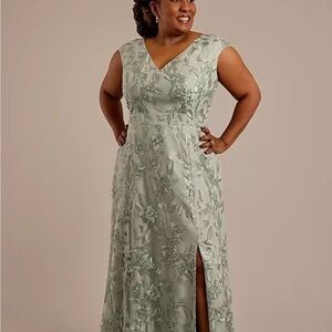 Oleg Cassini Elegant Lace Maxi Dress in Mint
